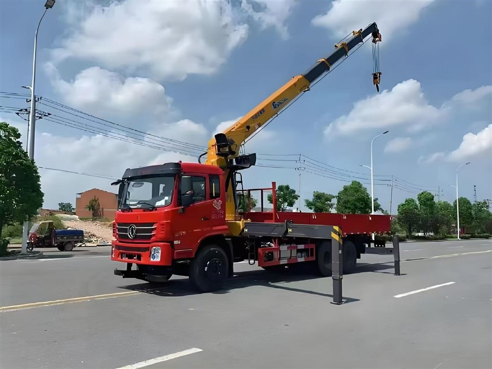 Second-hand XCMG 12-ton 5-section Truck-mounted Crane suppliers